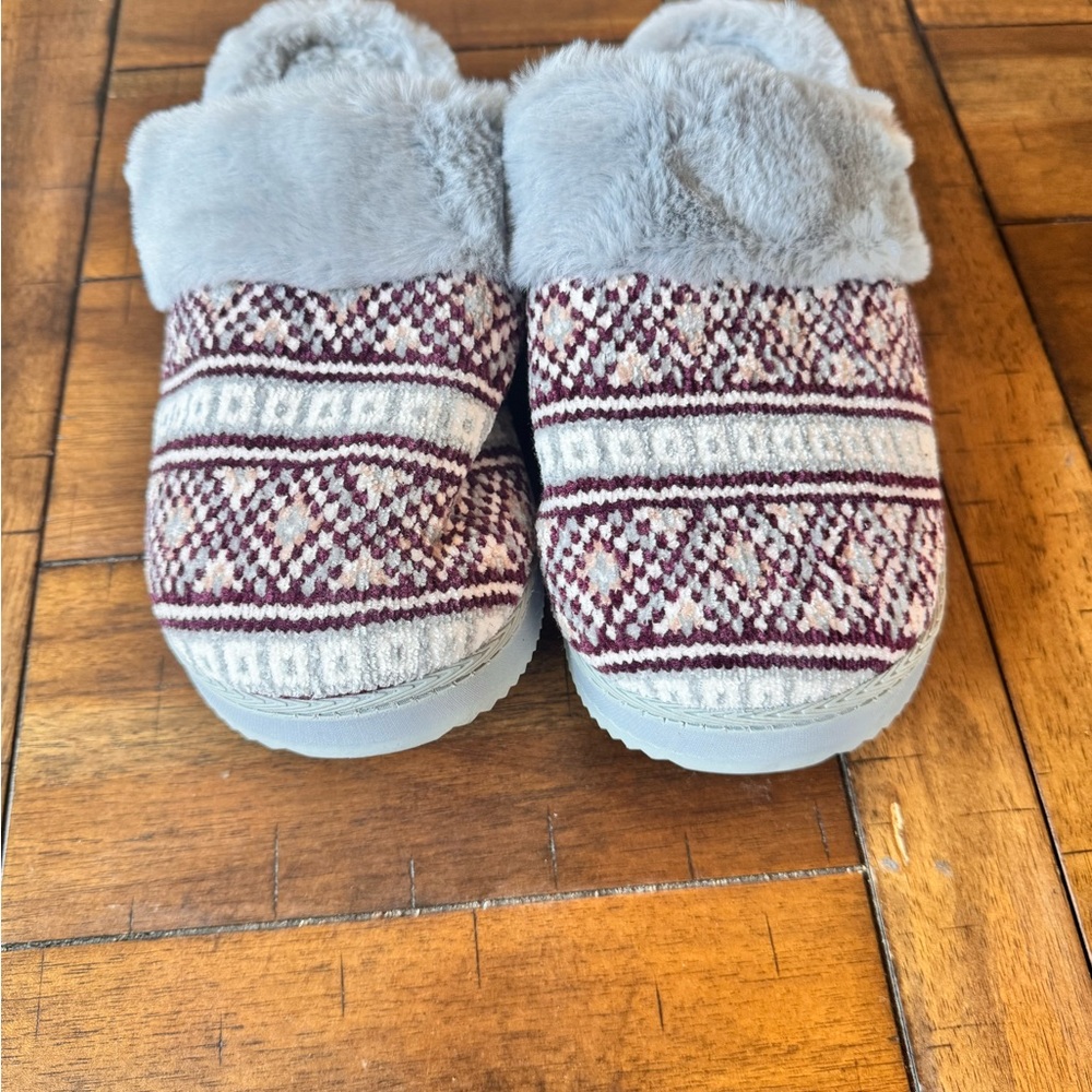 Born Women's Slippers in Gray and Burgundy Pattern